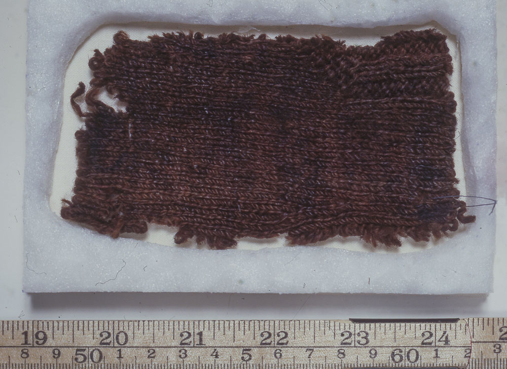 Bit av stickad textil.